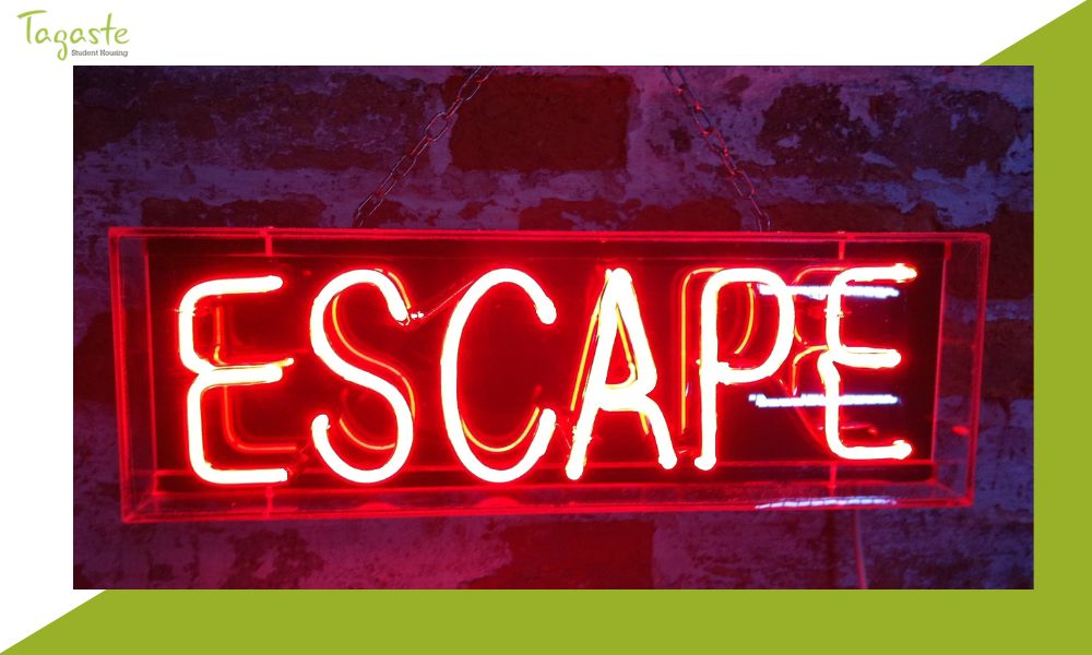 imagen de un cartel luminosos con la palabra escape
